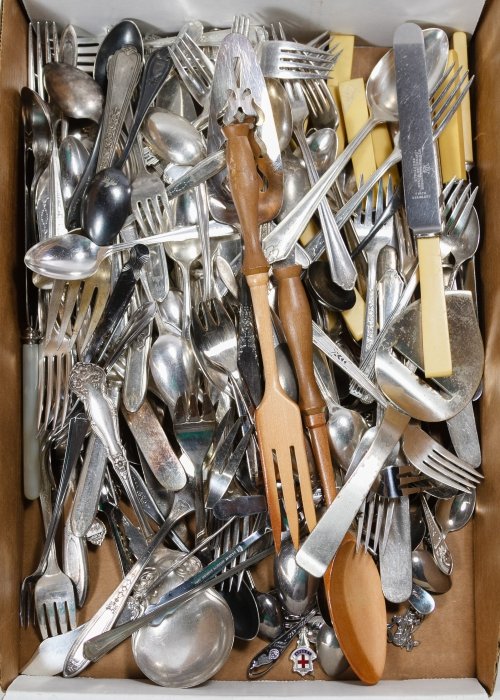Oneida Silverplate Flatware Service: Oneida Silverplate Flatware Service Including (8) dinner knives, (8) dinner forks, (8) salad forks, (8) tablespoons, (16) teaspoons, (8) iced teaspoons, (8) butter knives and (6) serving utensils; tog