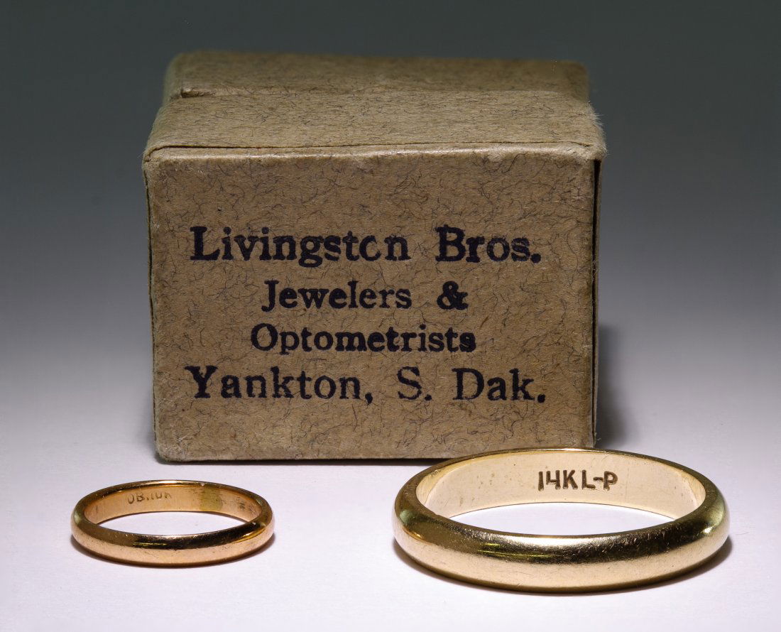 14k and 10k Gold Rings: 14k and 10k Gold Rings Two rings including a band and a baby ring with a box; both marked inside bands Size: 7.5 Weight: 2.59 dwts. (total weight) Category: Jewelry & Timepieces > 14k Gold Shipping St