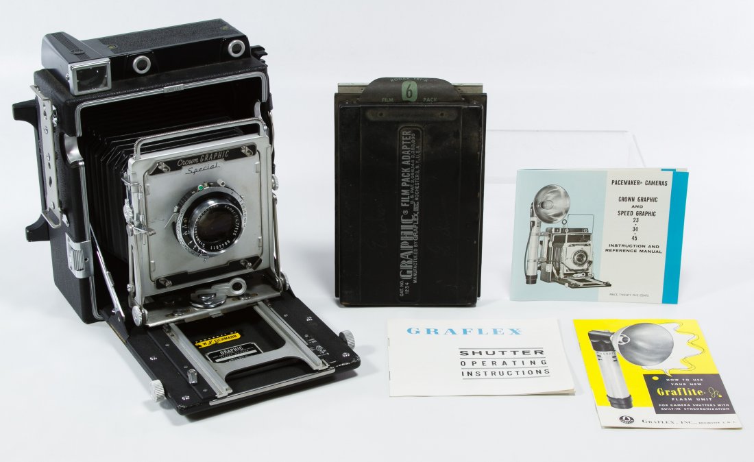 Graflex Crown Graphic Large Format Camera: Graflex Crown Graphic Large Format Camera Serial #976880, having a Schneider Kreuznach Xenar 135mm lens No.8844811; together with instructional booklet and accessories Length: 14.00 inches Category: C