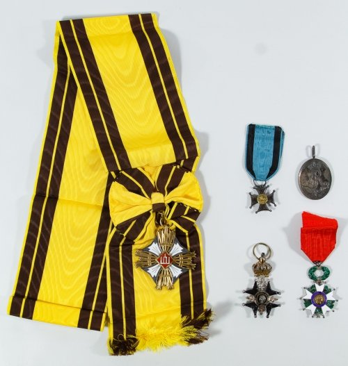 World War II Era Polish Medal Assortment: World War II Era Polish Medal Assortment Five medals including three with attached ribbons Width: 2.50 inches (widest) Category: Military & Weapons > Medals Shipping Status: Leonard Auction, Inc. will