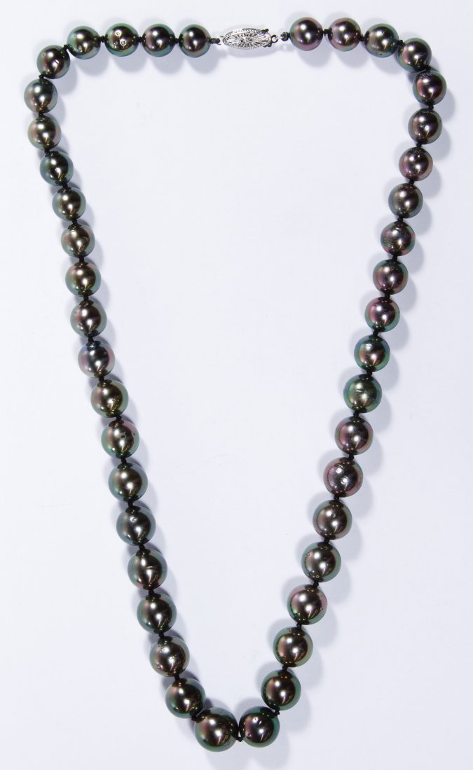 14k White Gold and Tahitian Black Pearl Necklace: 14k White Gold and Tahitian Black Pearl Necklace Graduated and hand-tied black pearls having a 14k marked clasp; together with storage box Length: 18.50 inches Category: Jewelry & Timepieces > 14k Gol