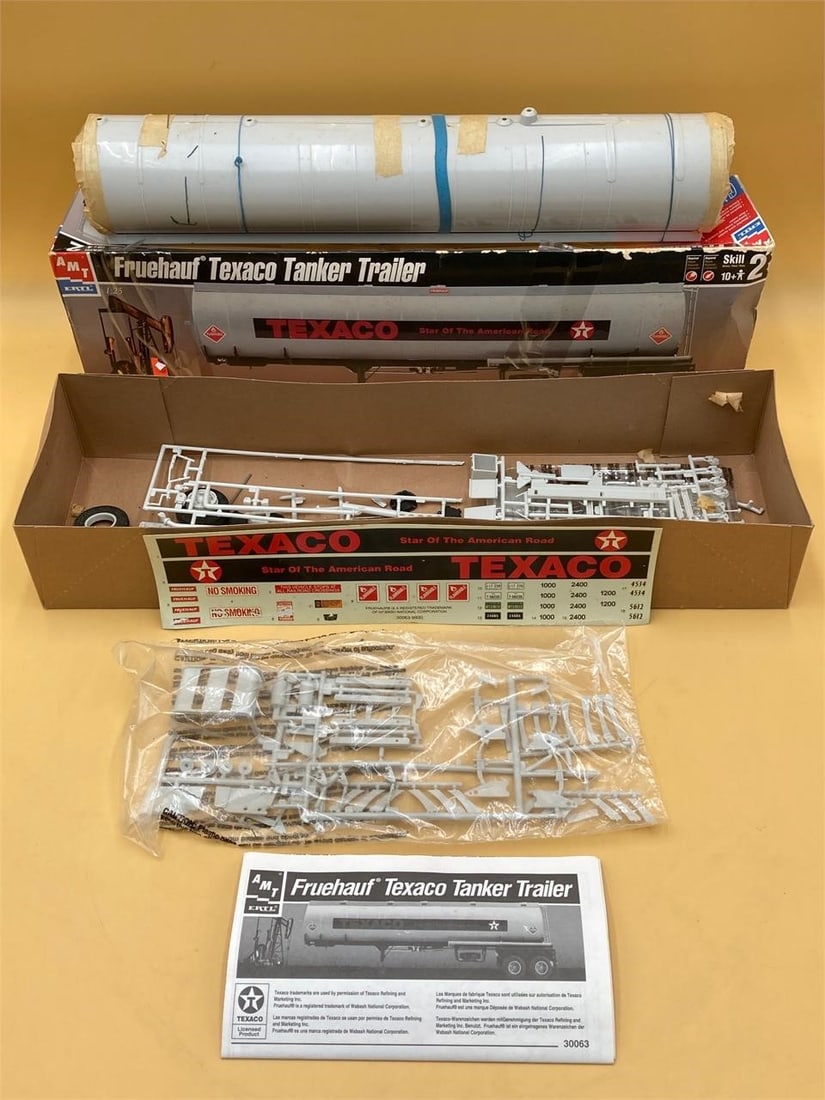 Fruehauf 1:25 Texaco Tanker Model Kit: Ertl Fruehauf 1:25 scale Texaco tanker model kit. Un-assembled oil tanker model, sold as is.