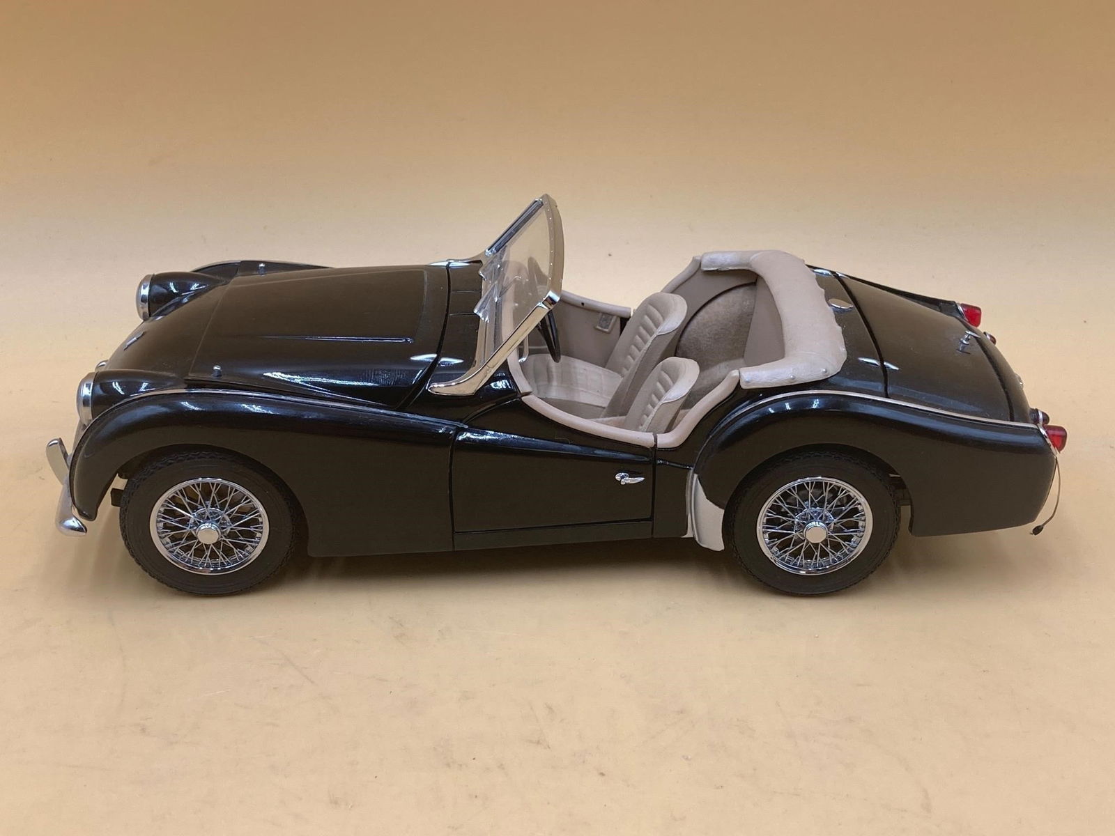 Kyosho 1/18 Triumph TR3A Die Cast (1 of 9)