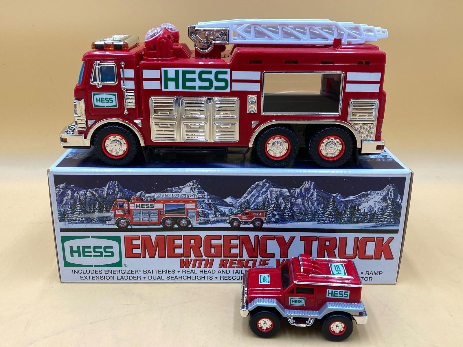 2005 Hess Truck Emergency Truck Toy (1 of 8)