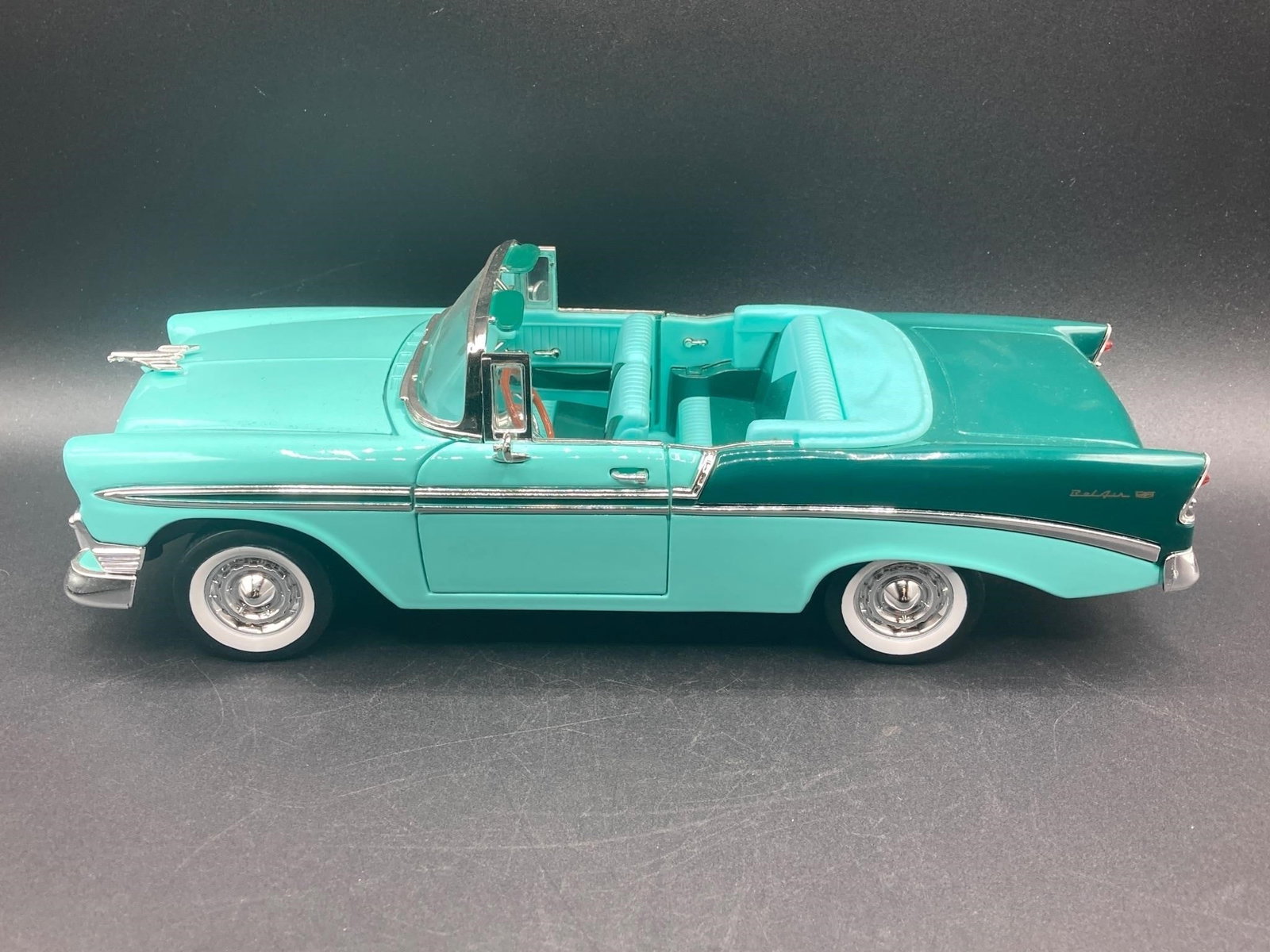 Road Signature 1/18 1956 Chevrolet Bel Air Diecast: Road Signature 1:18 scale 1956 Chevrolet Bel Air convertible die cast. Features opening doors and hood, detailed engine, fully visible interior and rubber tires. Die cast is in good condition.Measurem