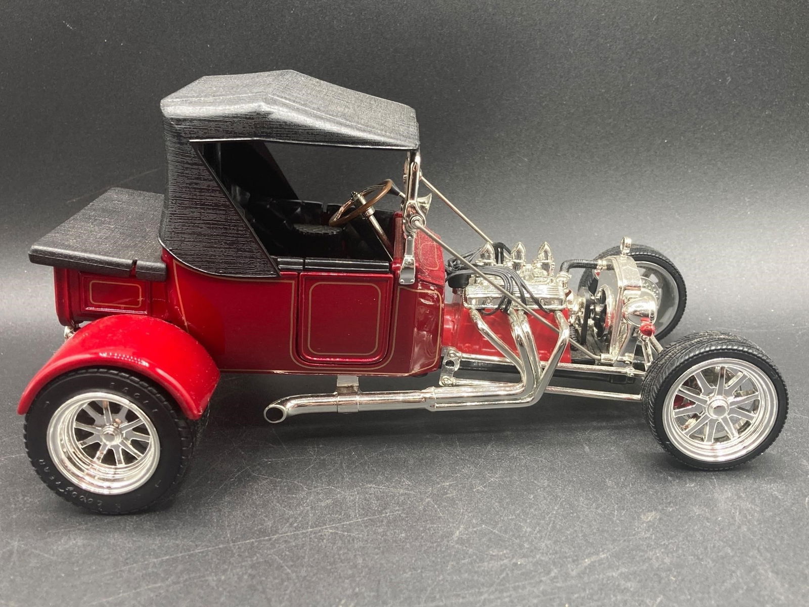 Road Signature 1/18 1925 Ford T-Bucket Die Cast: Road Signature 1/18 scale 1925 Ford T-Bucket hot rod die cast. Features opening doors, fully visible and detailed engine and visible interior. Die cast is in good condition.Measurements: 5" W, 7.5" L,
