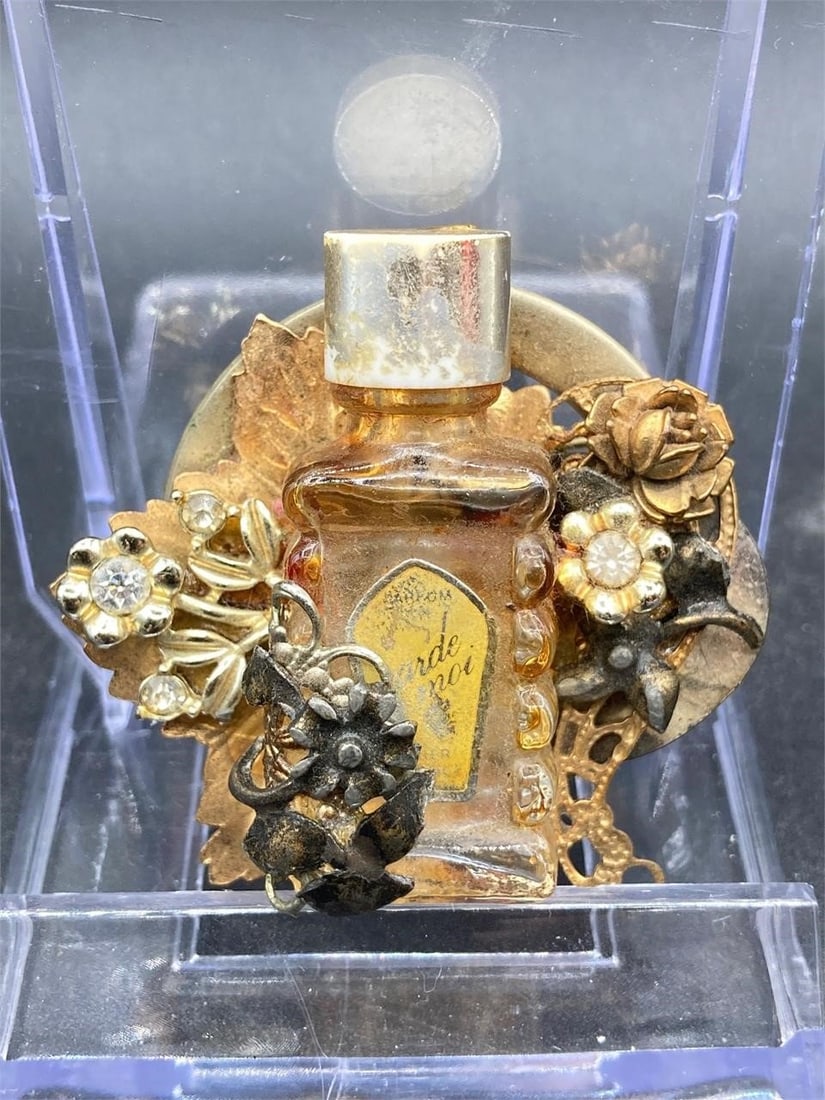 Vintage Garde Moi Augler Brooch Pin Perfume Bottle: Vintage Parfum Garde Moi Augler miniature French perfum bottle brooch pin. Pin features cubic zirconia stones with flower and lead design gold tone pieces. Bottle lid has some light wear, otherwise pi