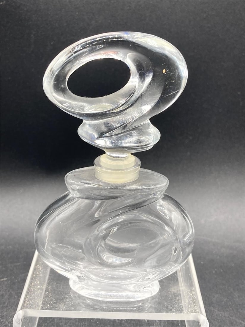 Vin Galanos de Serene perfume bottle. Features lead crystal glass bottle and stopper in abstract: Vin Galanos de Serene perfume bottle. Features lead crystal glass bottle and stopper in abstract swirl shapes. Measures 4" tall. Bottle is in excellent condition.Measurements: 1" W, 3" L, 4" H Inches 