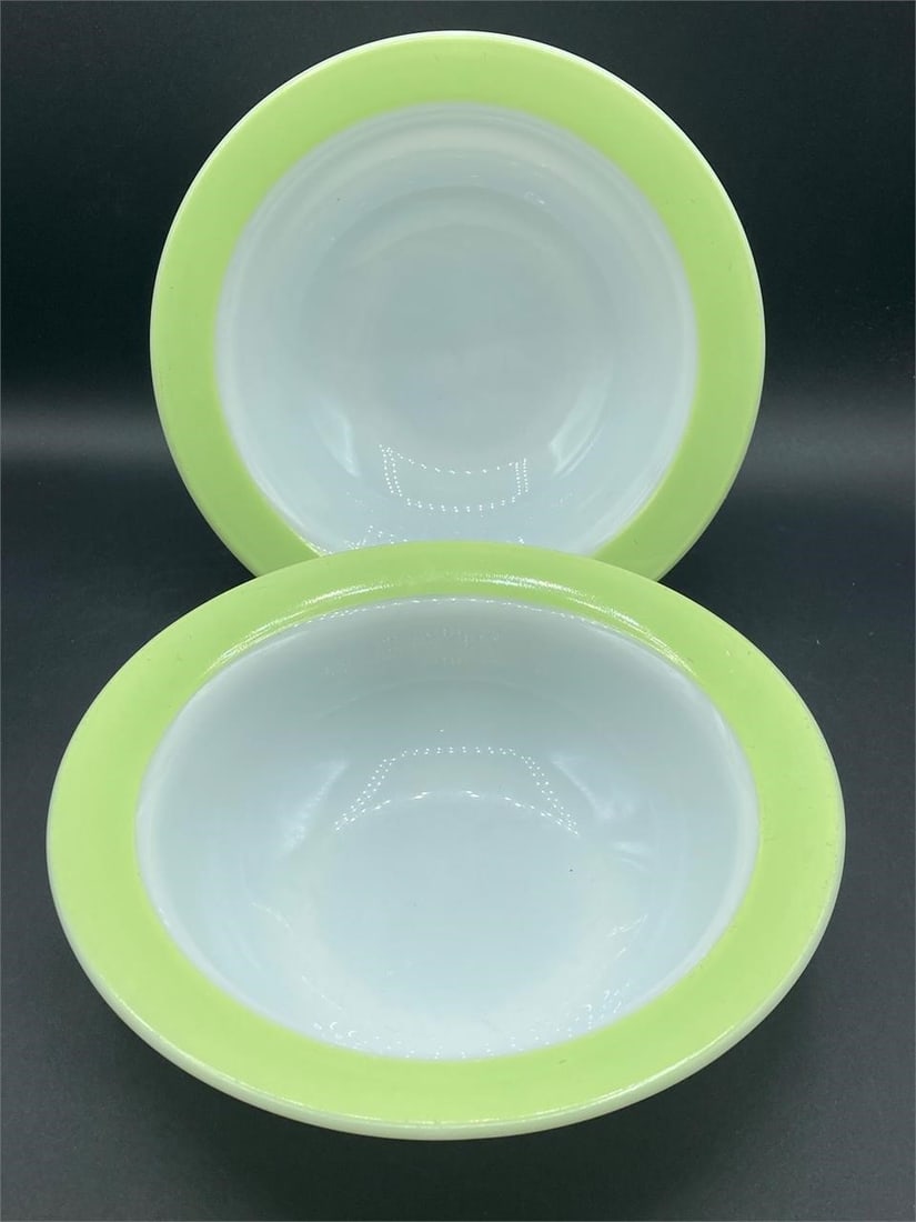 Vintage Pyrex Lime Green Rim 9" Serving Bowls (1 of 5)