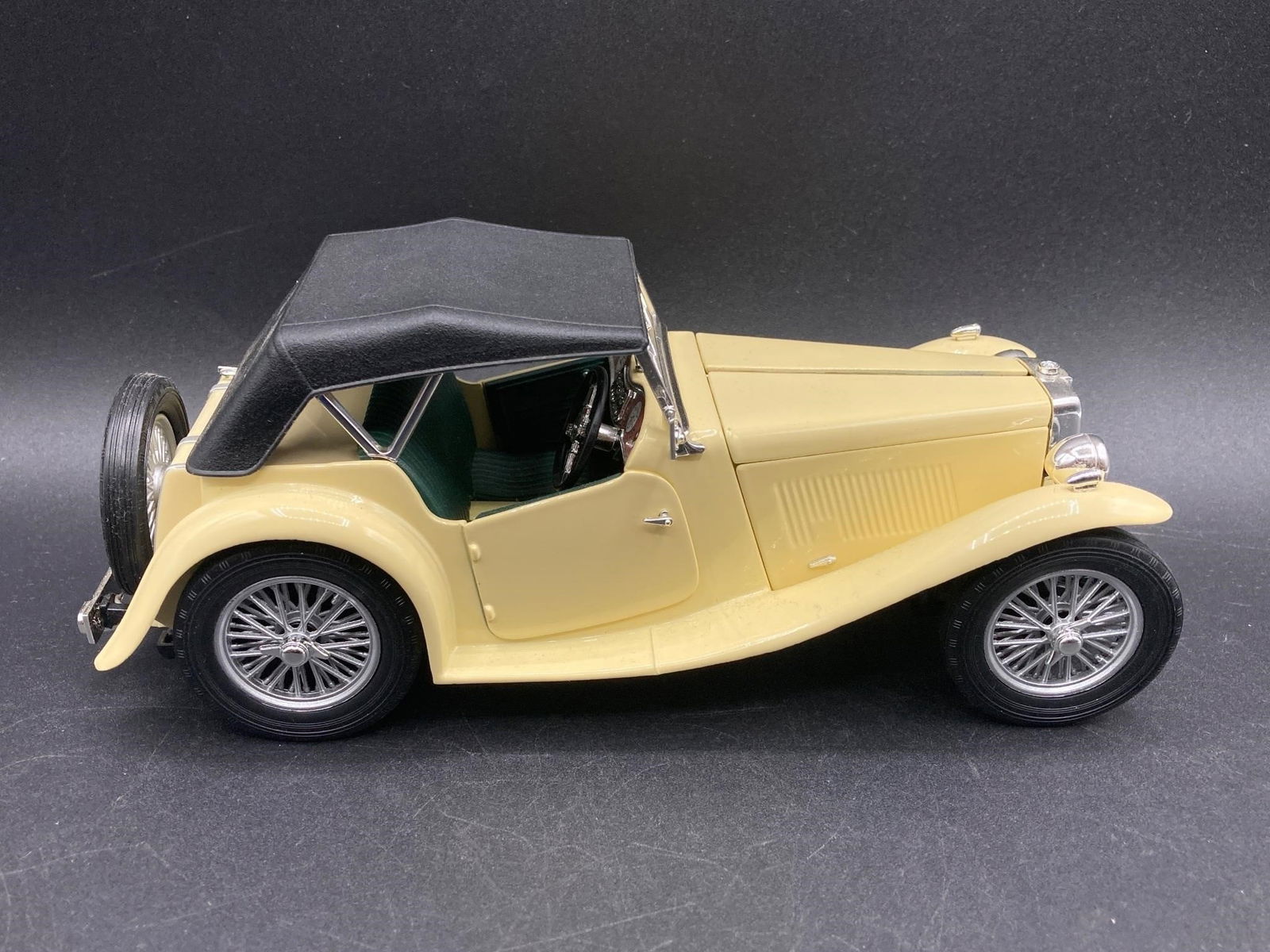 Road Signature 1/18 1947 MG TC Midget Die Cast (1 of 9)
