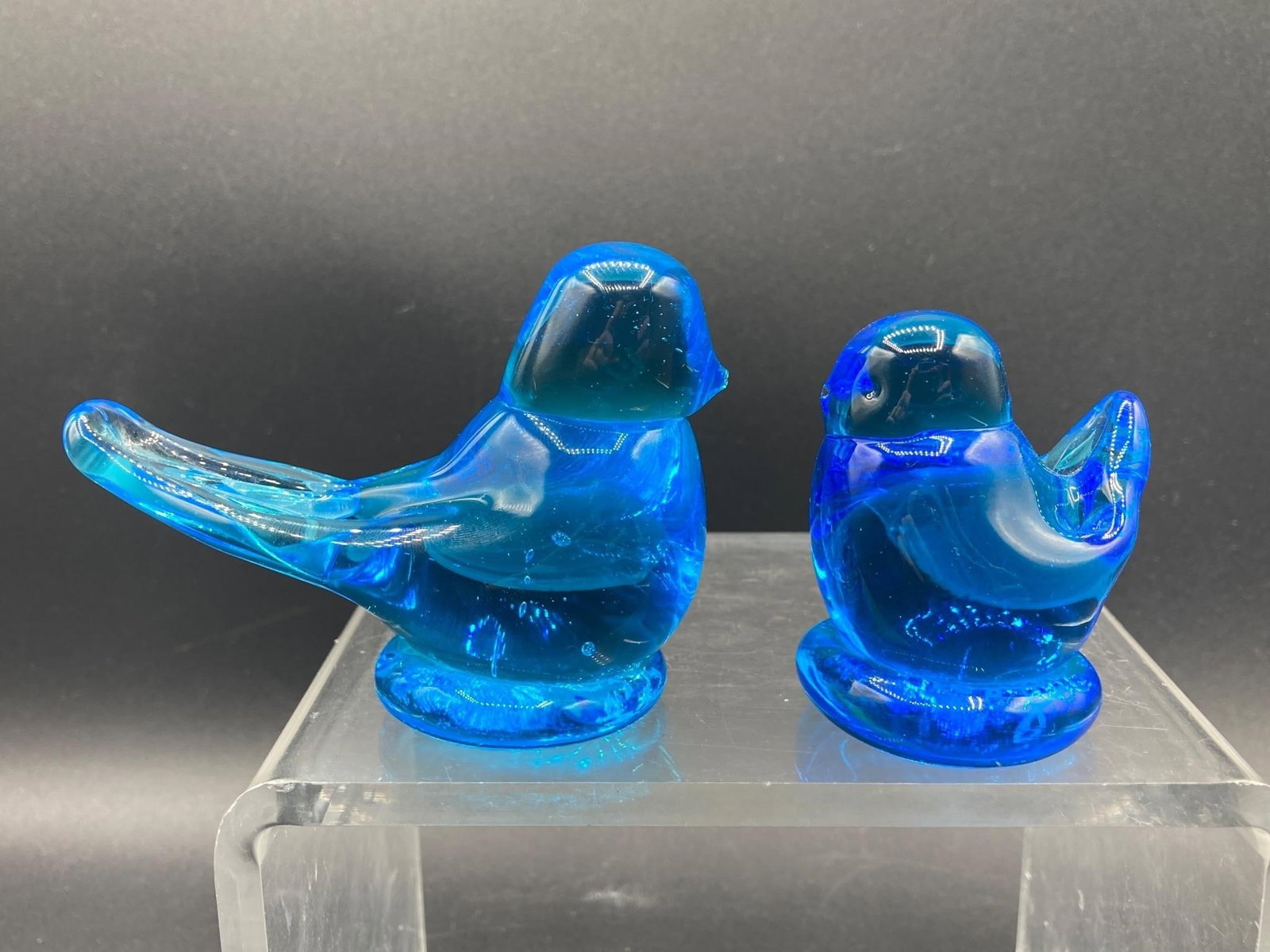 Signed Ron Ray Glass Bluebird of Happiness Figures: Vintage signed Ron Ray glass bluebird of happiness figurines. Hand blown glass with rich blue color and grooved feather details. Signature noted on bottom. Measures 2.5" tall. Figures are in good cond