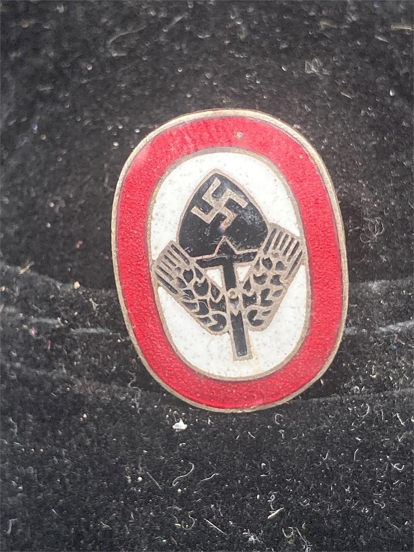 WWII German National Labor Service Pin: World war II German national labor service pin. Pin measures 7/8", maker stamps on back noted. Item is in excellent condition.Measurements: 1" W, 2.5" L, 1" H, 1 pound