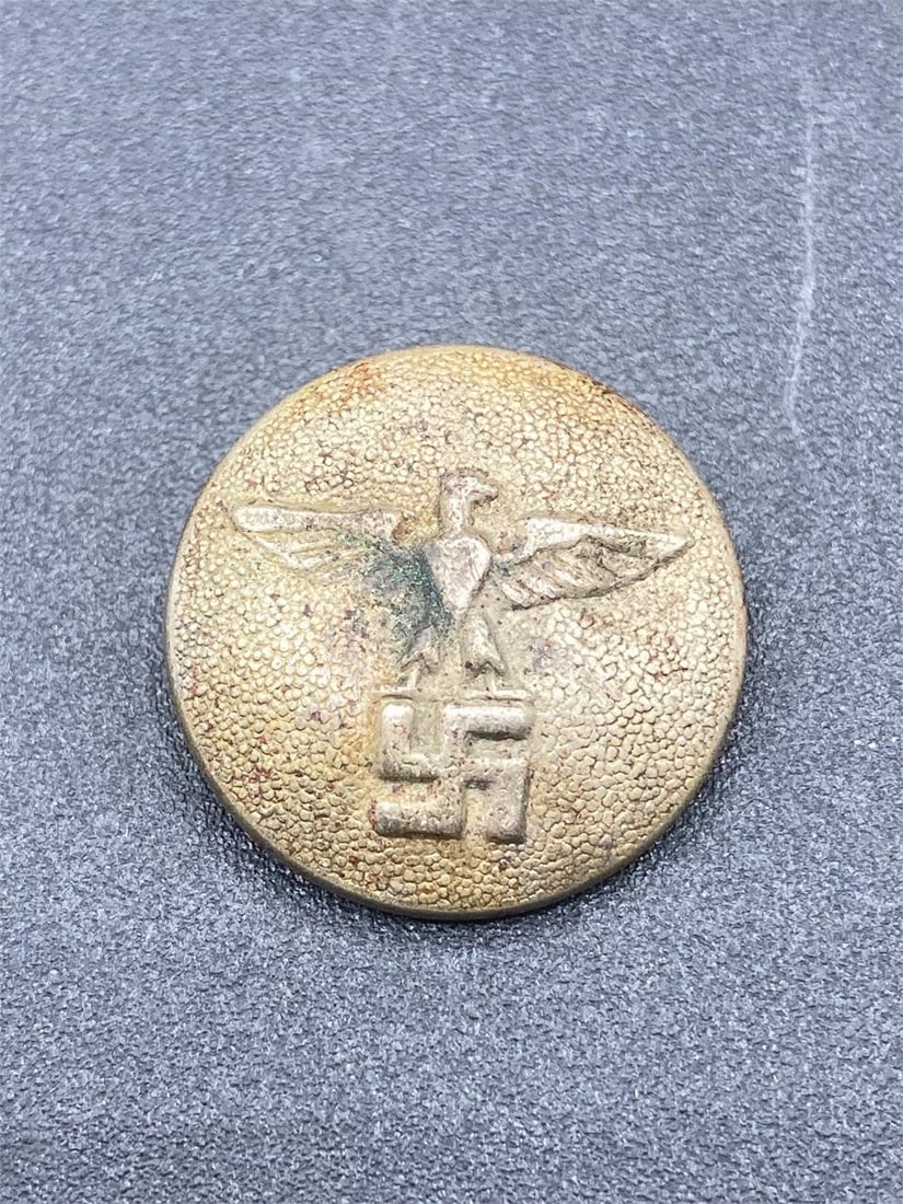 German WWII 20mm NSDAP Uniform Button: World war II era German NSDAP uniform button. 20mm size button with eagle and NSDAP symbol. Back of button has visible surface rust, front has some light tarnish otherwise item is good condition.Measu