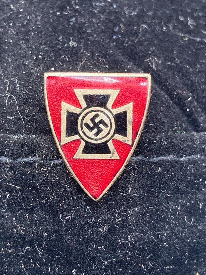 WWII German NSDAP NSRKB Veteran Pin: World war II German NSDAP NSRKB veteran stickpin. Enameled front with iron cross and NSDAP symbol. GES GESCH stamp noted on back of pin. Item is in excellent condition.Measurements: 1" W, 3" L, 1" H,
