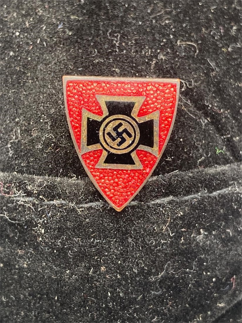 WWII German NSDAP NSRKB Veteran Pin: World war II German NSDAP NSRKB veteran stickpin. Enameled front with iron cross and NSDAP symbol. GES GESCH stamp noted on back of pin. Item is in excellent condition.Measurements: 1" W, 3" L, 1" H,