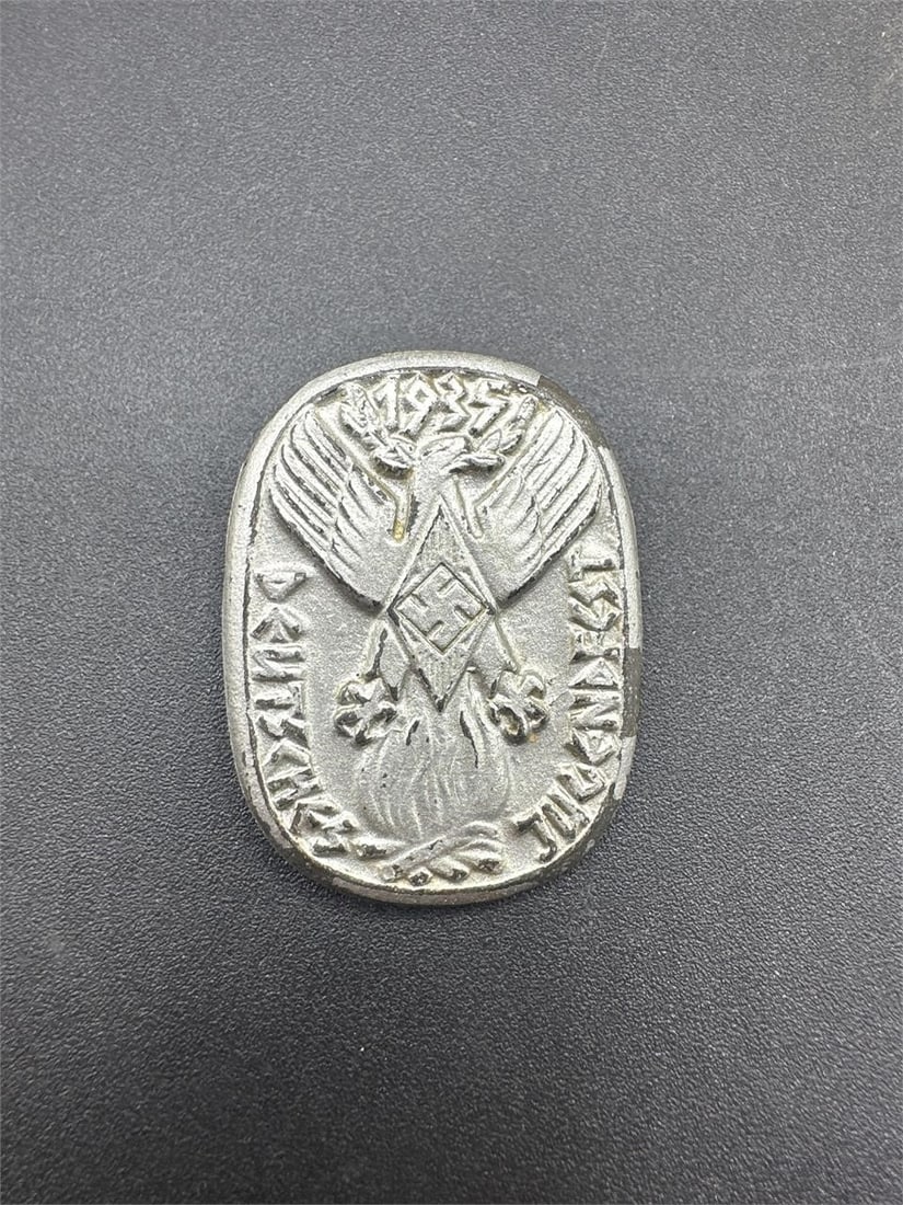 1935 Jugendfest German Tinnie Pin: H 1.5" W 1.125" inches