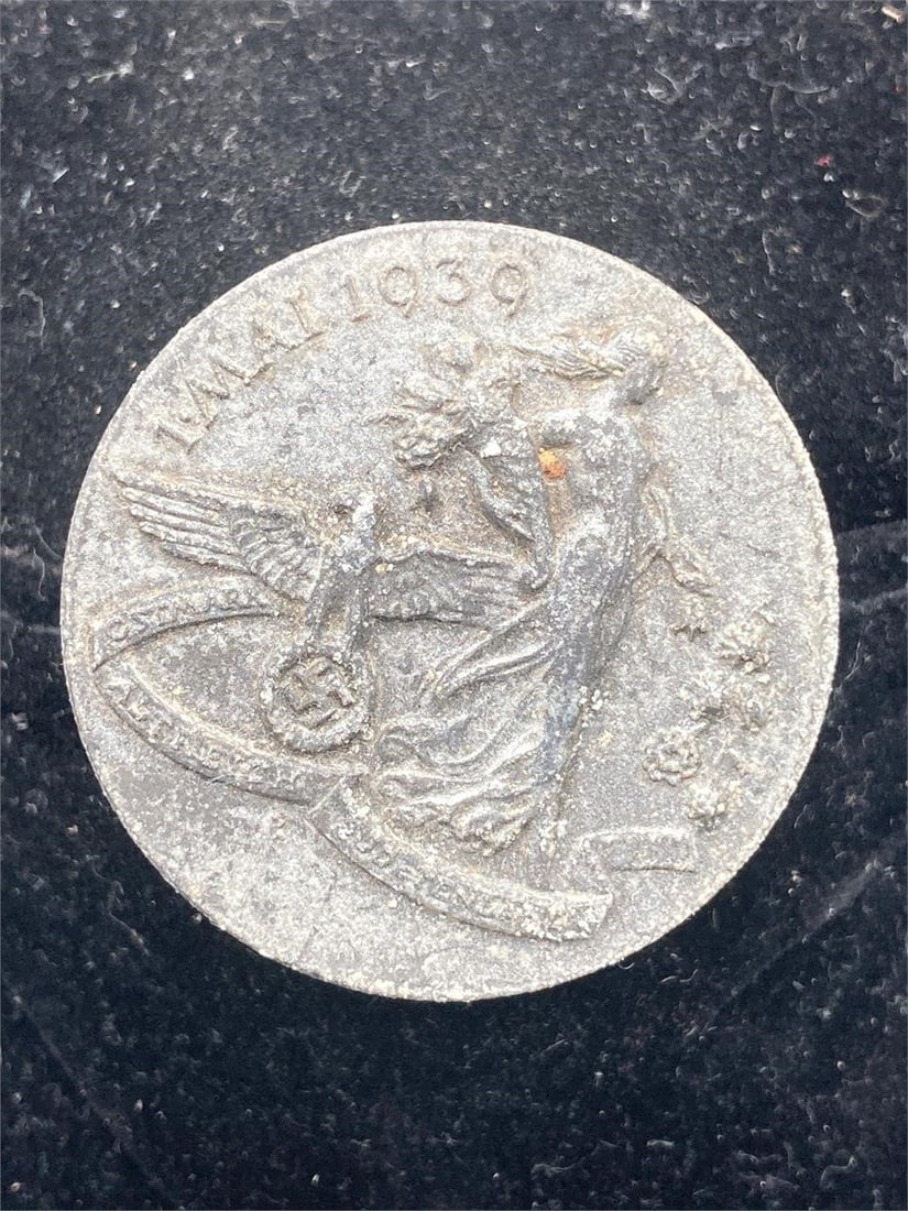 WWII German 1939 May Day Tinnie: World War II German 1939 May Day tinnie. RZM M9/56 and Werner Redo stamps on back. Measures 1 3/8". Front has tarnishing, otherwise item is in good condition.Measurements: 2" W, 2" L, 1" H, 1 pound