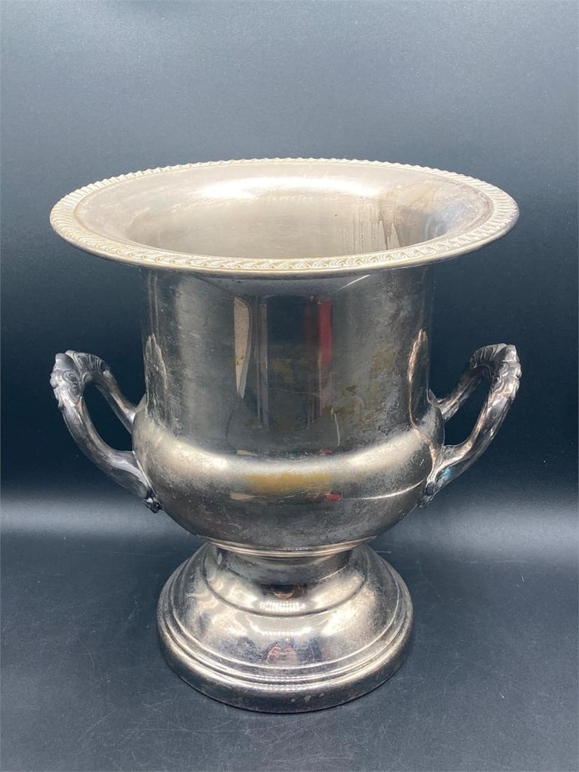 Vintage Leonard silver plated champagne and ice bucket. Large sized bucket with ornate patterned (1 of 7)