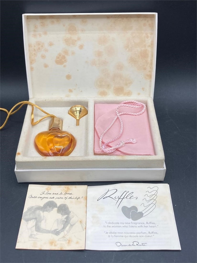 Oscar De La Renta Ruffles 10ml perfume on original box with bag and pamphlets. Full bottle. Box has (1 of 5)