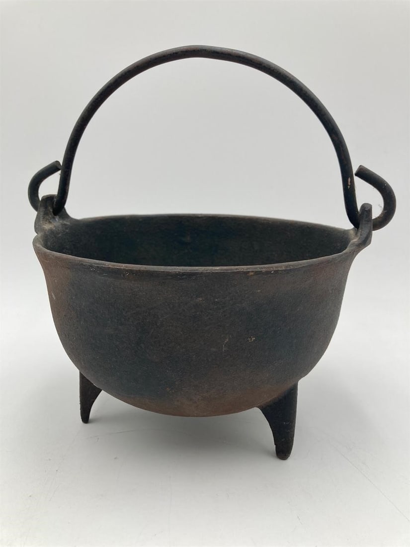 Vintage Cast Iron Cauldron Pot (1 of 4)