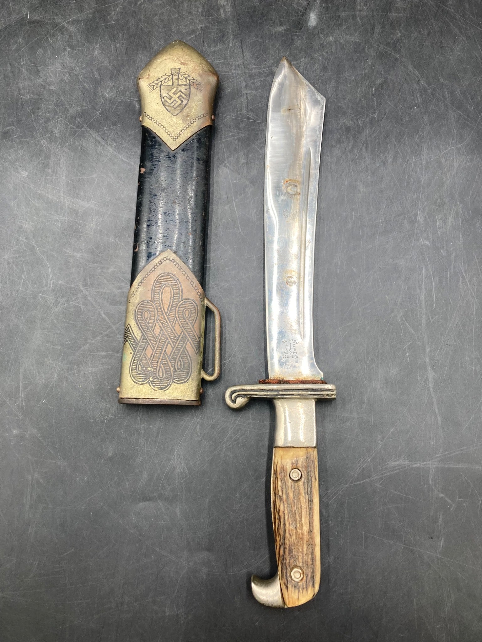 Original Alcoso Solingen WWII German RAD Labor Corps Dagger: This is an original WWII-era German RAD (Reichsarbeitsdienst) Labor Corps dagger manufactured by Alcoso, Solingen. The blade measures approximately 10 inches in length and features the RAD motto 'Arbe