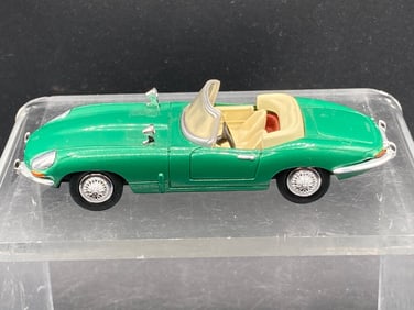 NewRay 1/43 1961 Jaguar E-Type Cabriolet Die-Cast Model