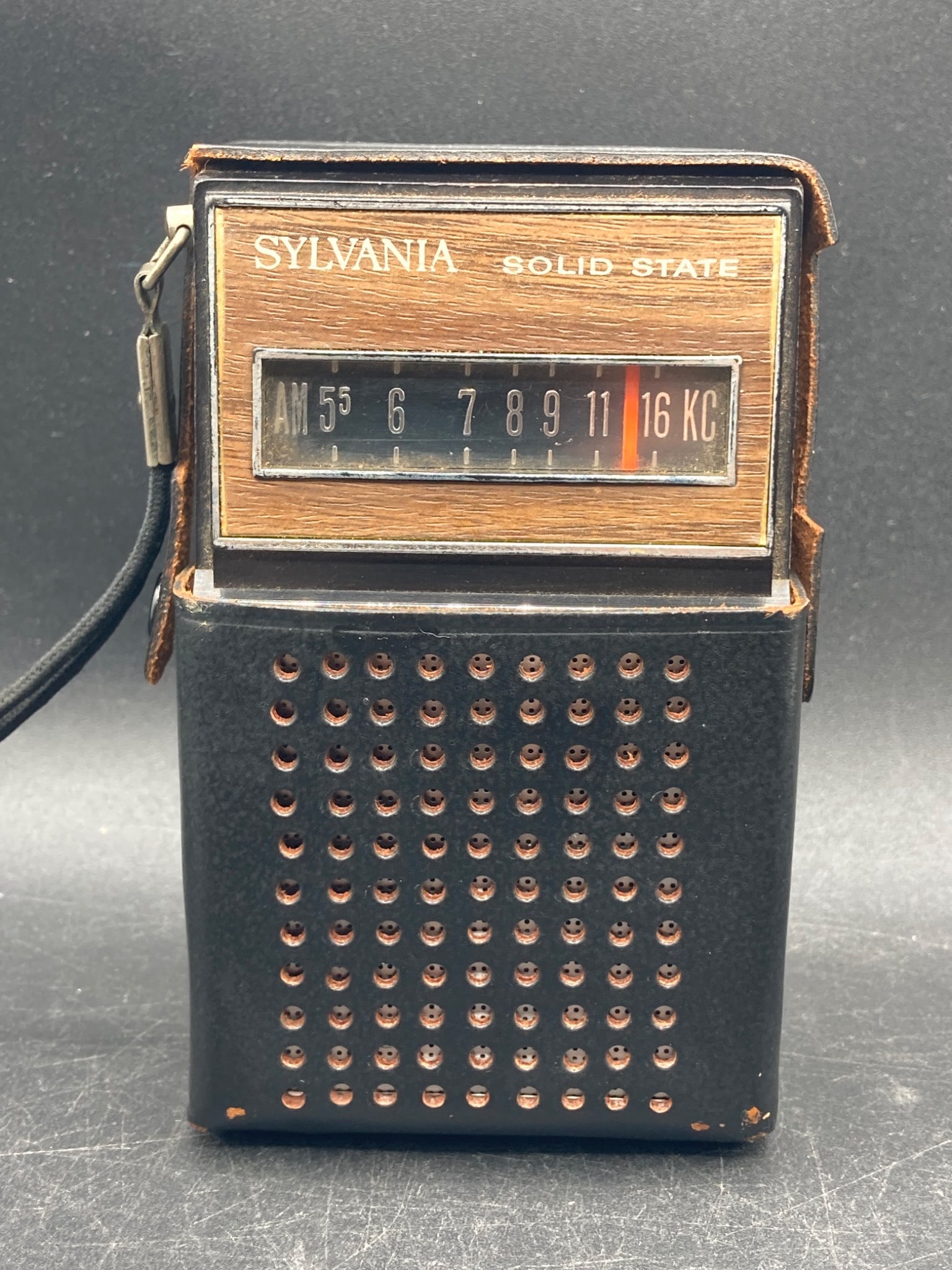 Vintage Sylvania TR-112 Transistor Radio (1 of 9)