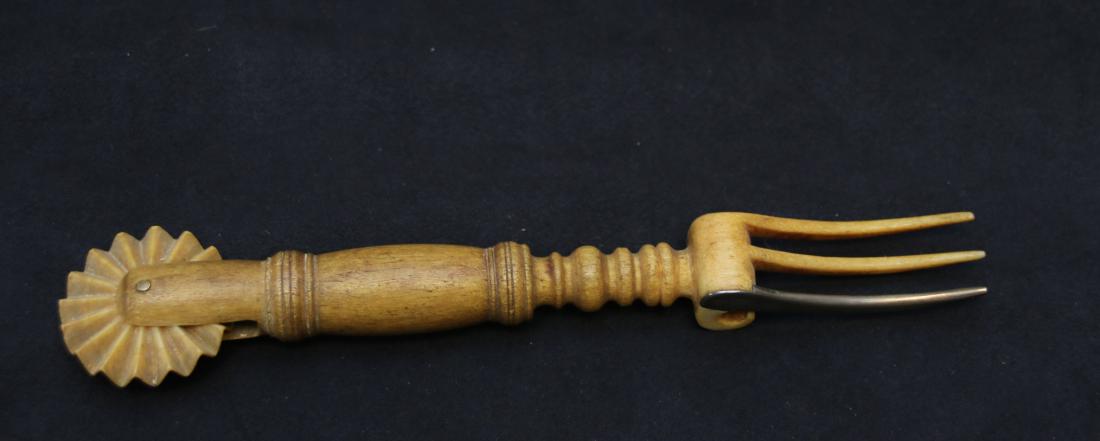 19TH CENTURY CARVED WHALE BONE JAGGING WHEEL: FINELY CARVED 19TH CENTURY JAGGING WHEEL - NANTUCKET 8 1/2"