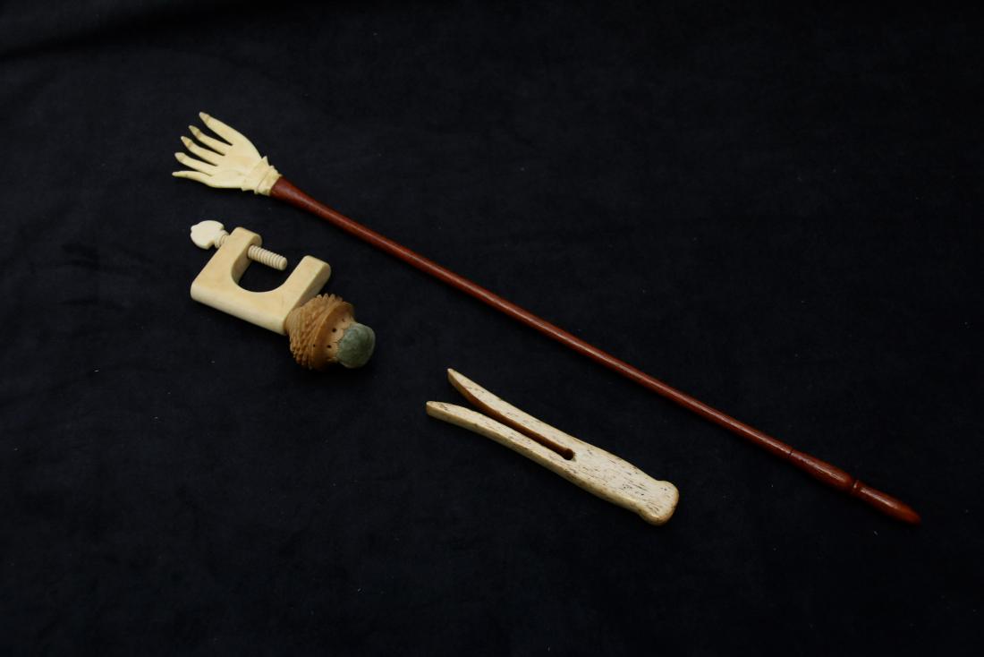 GROUP LOT OF CARVED BONE ITEMS: INCLUDING BACK SCRATCHER, CLOTHES PIN, AND SEWING CLAMP WITH PIN CUSHION 13" HAND SCRATCHER