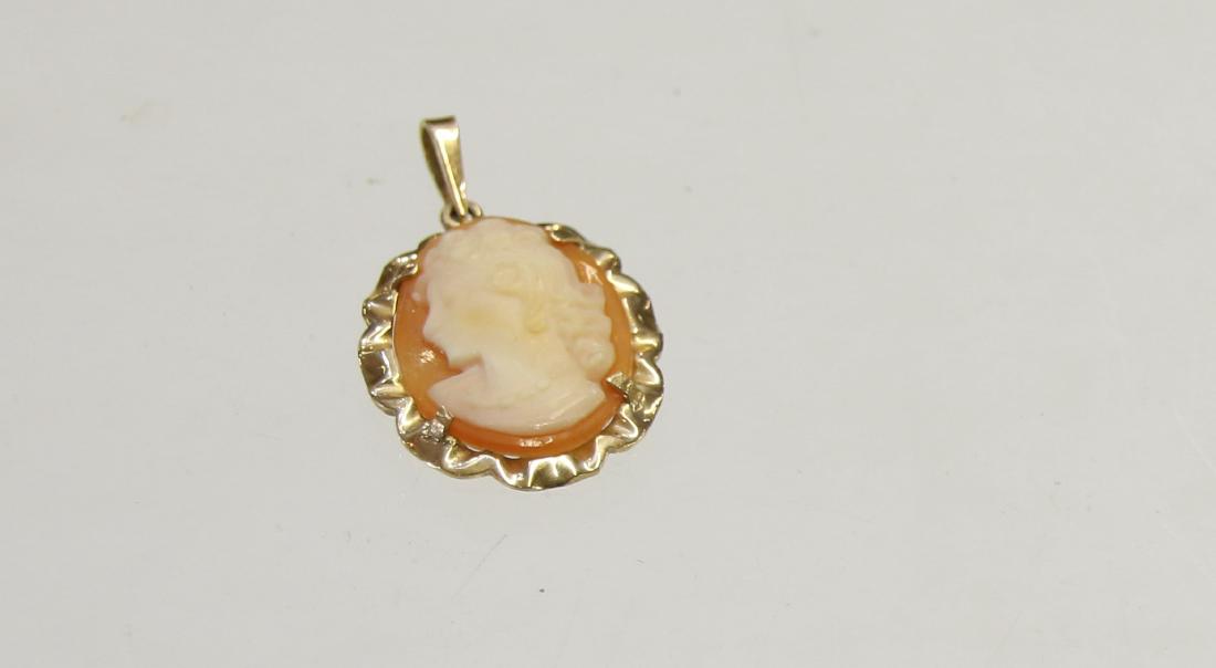 10K GOLD CAMEO PENDANT: CARVED SHELL CAMEO - 1.3 DWT TOTAL WEIGHT Dimensions: 1" X 1/2"