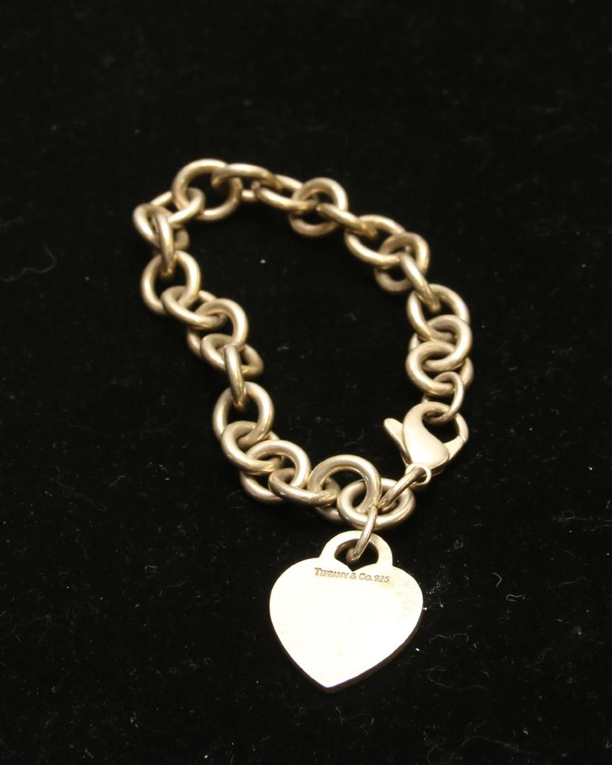 TIFFANY AND CO. STERLING LOT: TIFFANY AND CO. STERLING HEART CHAIN - HEAVY CHAIN BRACELET - 1.11 OZT Dimensions: 6"