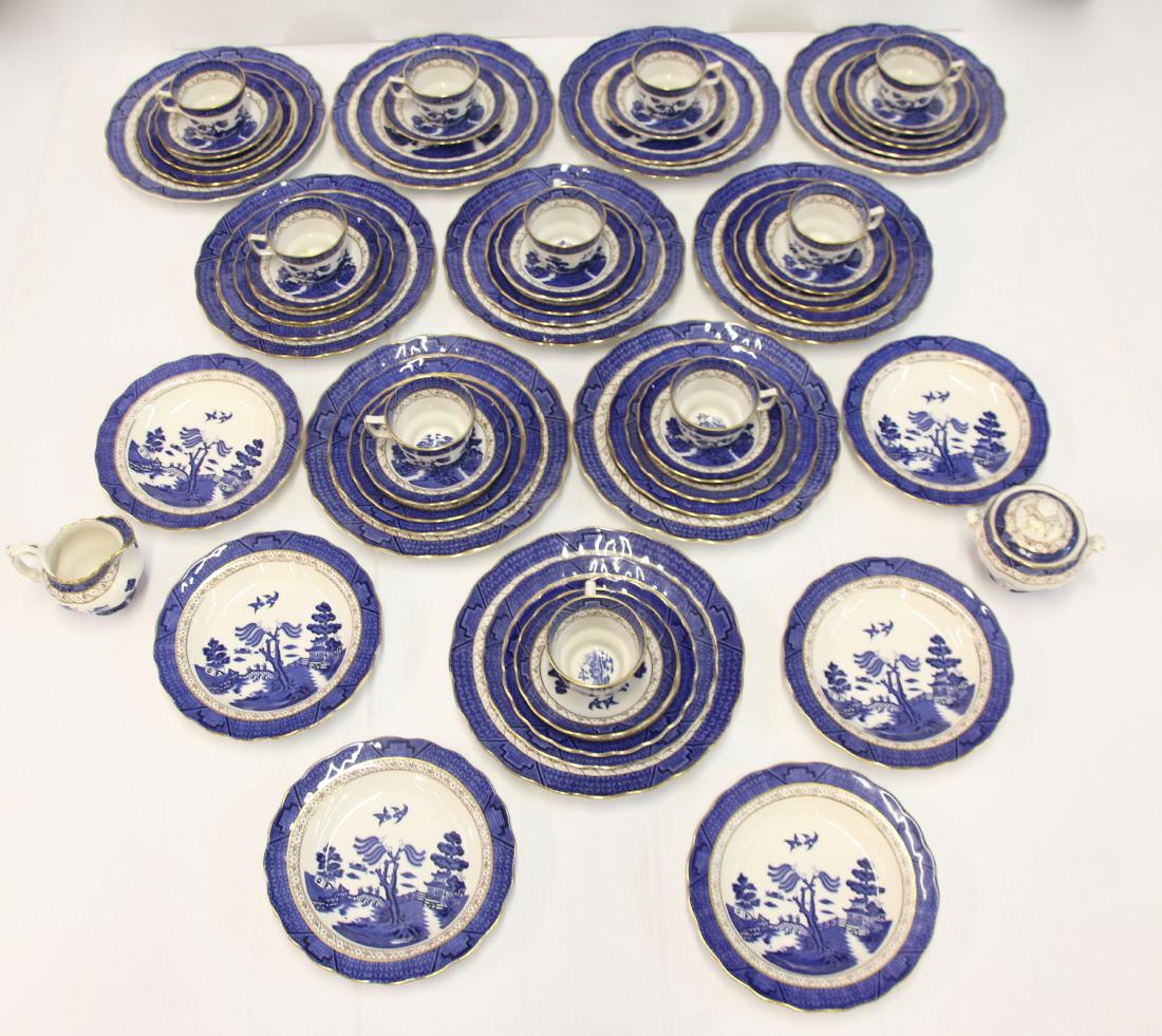 ROYAL DOULTON DINNWARE SET SERVICE FOR 10: ROYAL DOULTON "THE MAJESTIC COLLECTION": (10) 10 1/2" DINNER PLATES; (10) 8 1/2" LUNCHEON PLATES; (10) 7" BREAD & BUTTER; (10) CUPS & SAUCERS; (5) SOUP BOWLS 8 1/2"; SUGAR & CREAMER