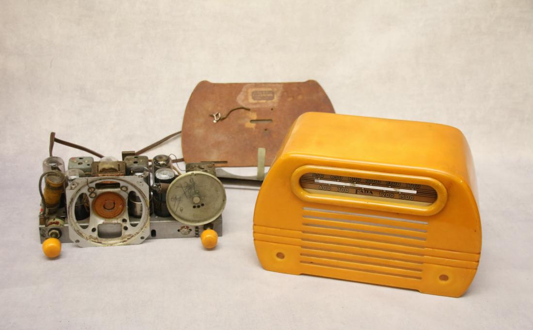 FADA CATALIN RADIO (1 of 3)