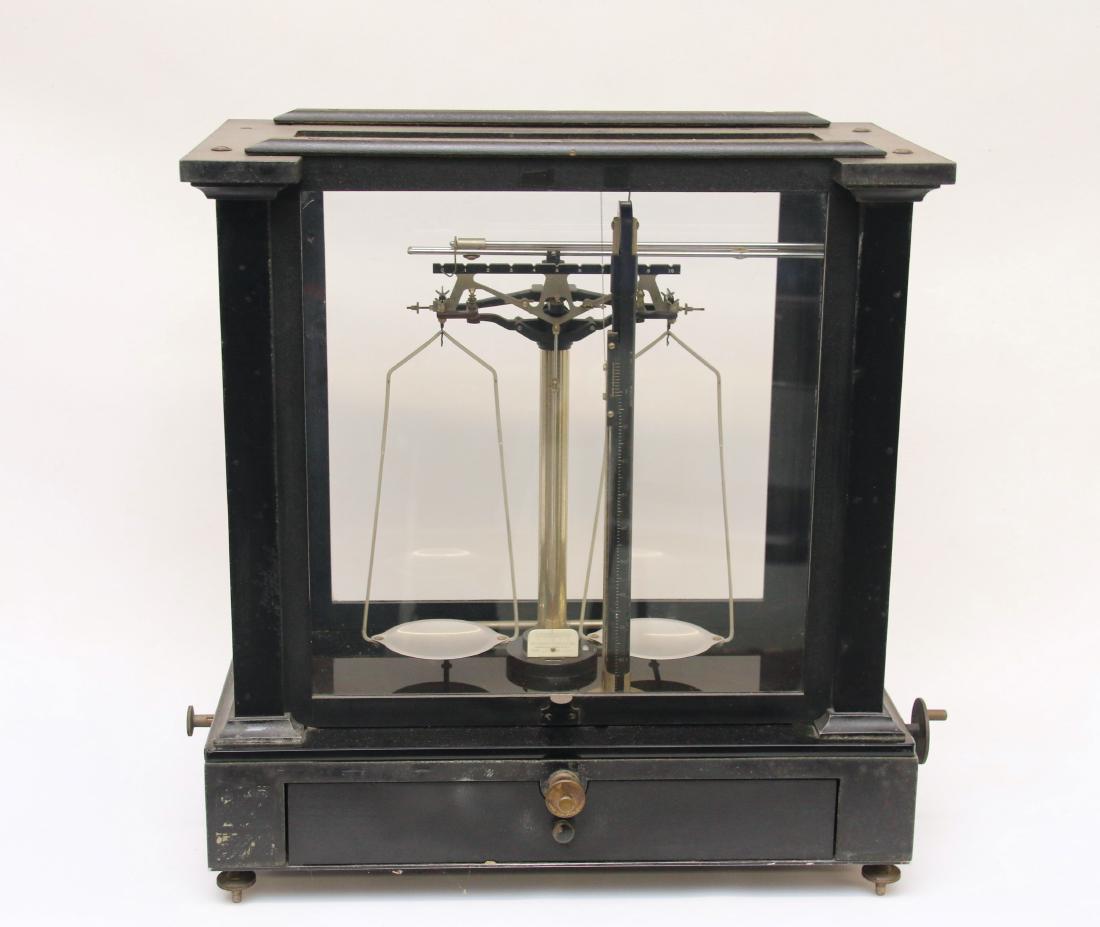 WILLIAM AINSWORTH BALANCE SCALE & CASE (1 of 4)