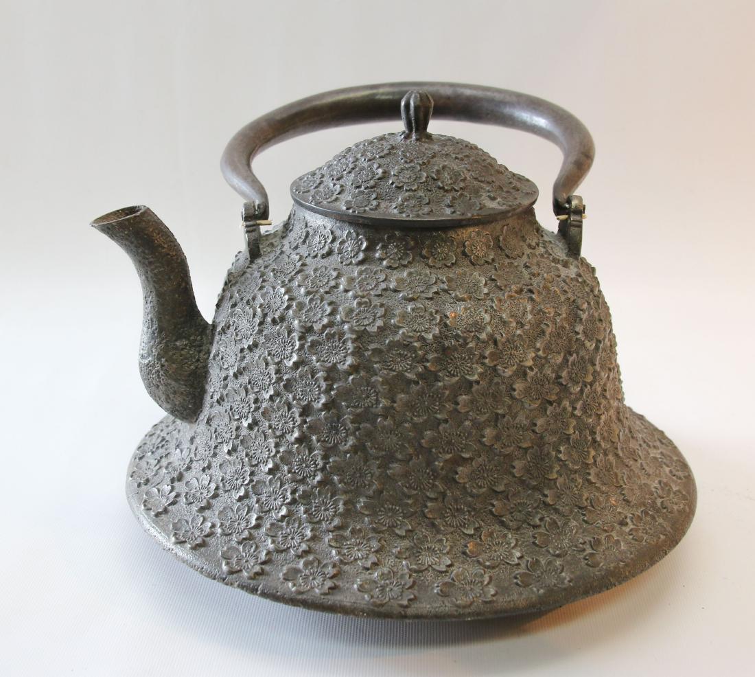 JAPANESE BELL SHAPED TEA POT (1 of 3)