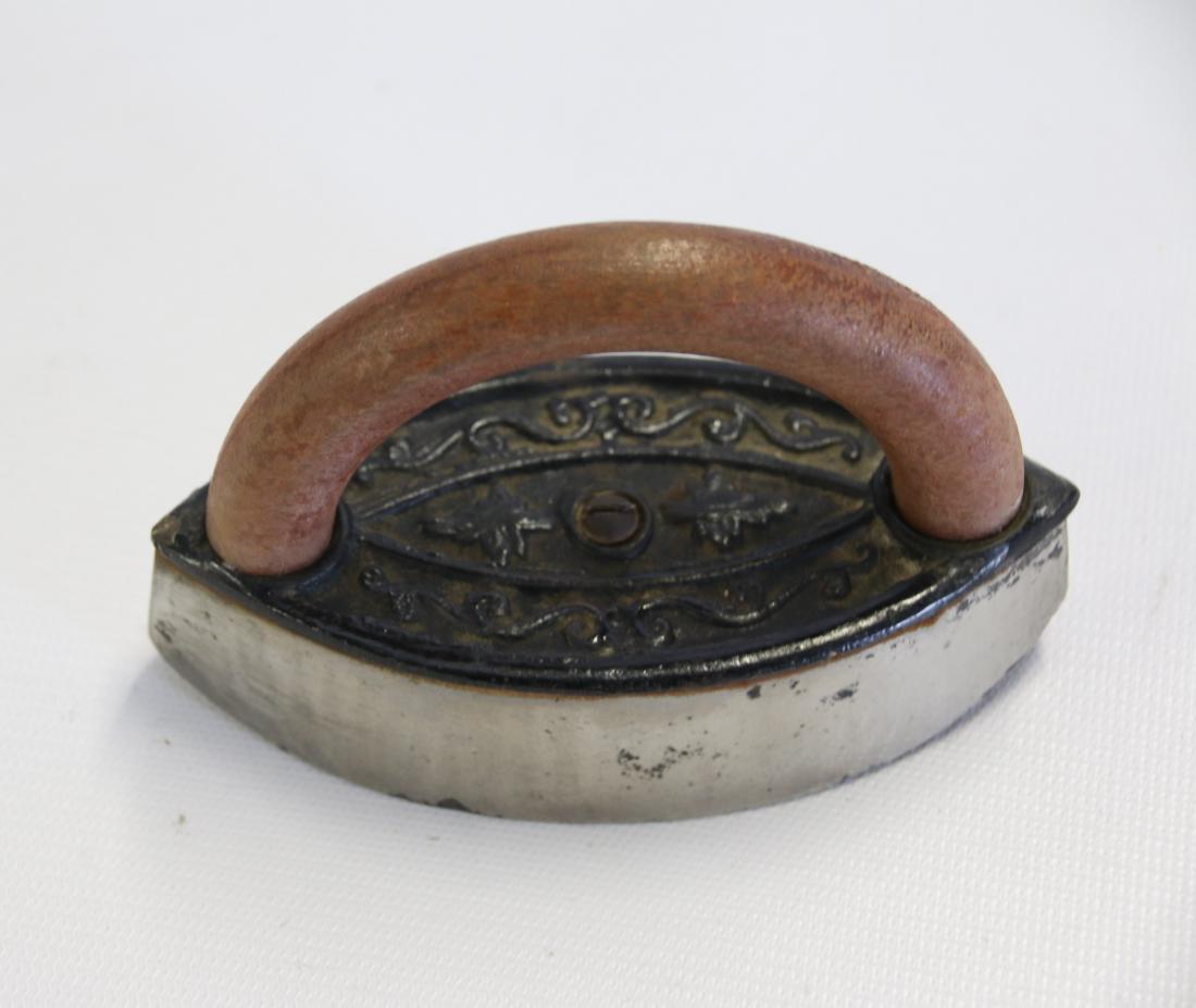 LITTLE WOOD GRIP IRON (1 of 3)