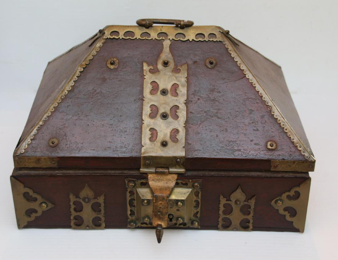 UNUSUAL WOODEN LIDDED BOX (1 of 5)