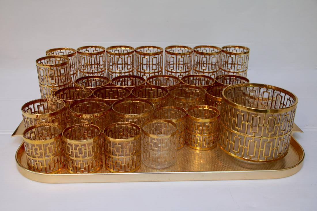 MODERN GLASSWARE SET (1 of 3)