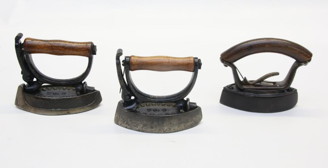 GROUP OF LITTLE DETACHABLE HANDLE IRONS (1 of 4)
