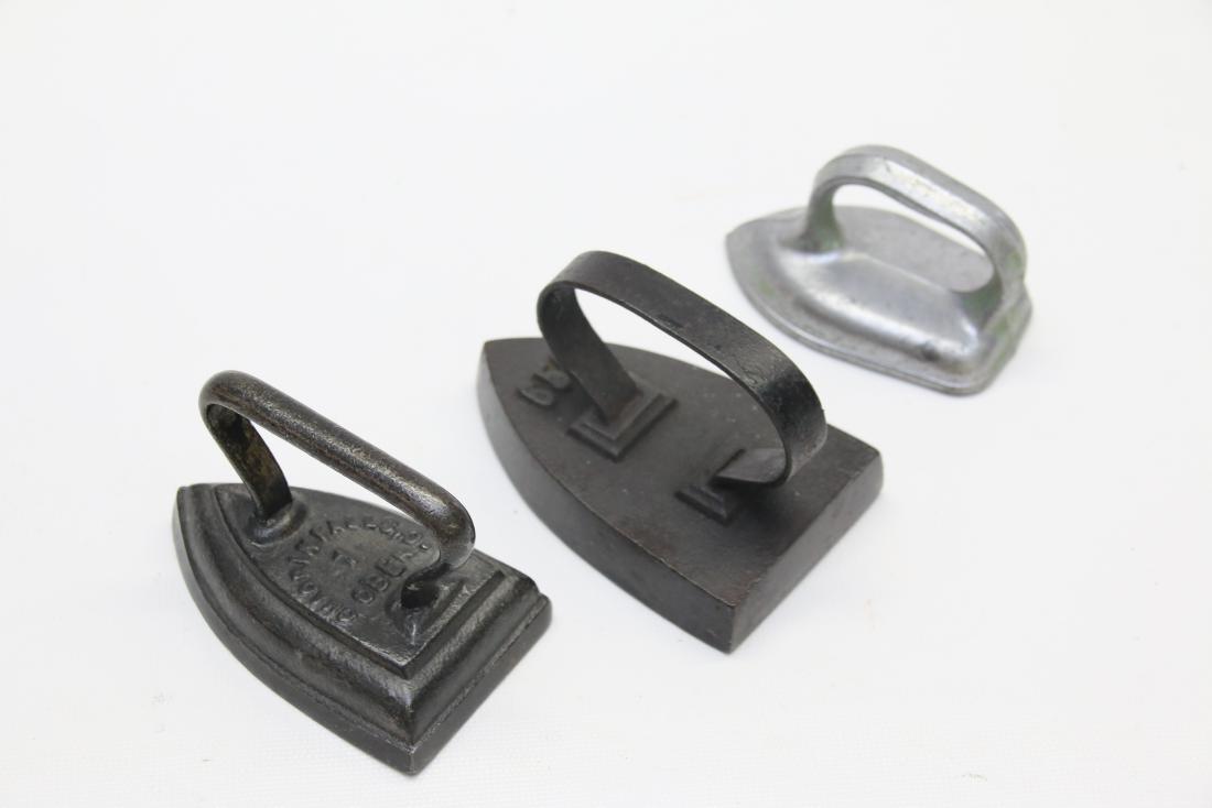 GROUP LOT OF MINIATURE SAD IRONS: 3 TOTAL