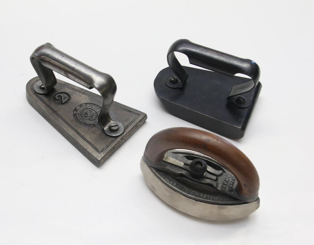 GROUP LOT OF ANTIQUE IRONS (1 of 4)