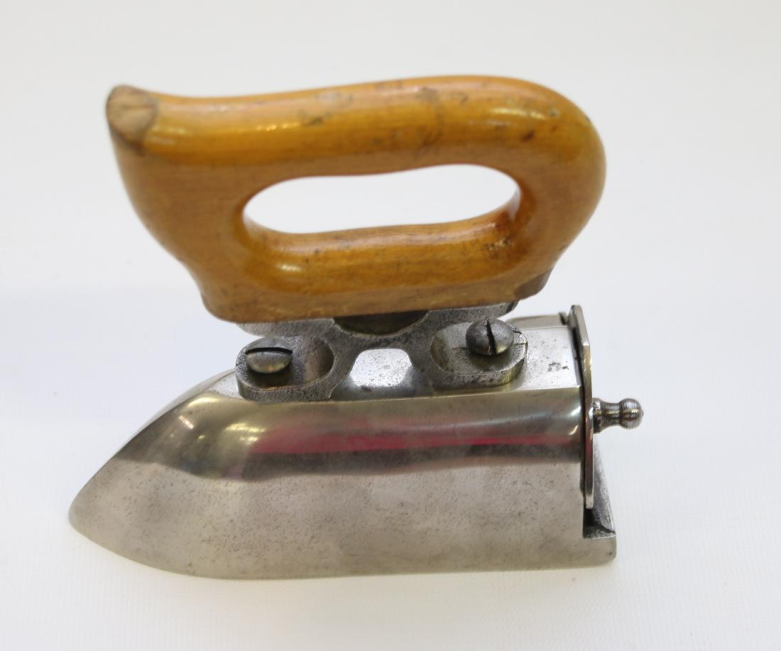 EARLY BOX IRON (1 of 3)