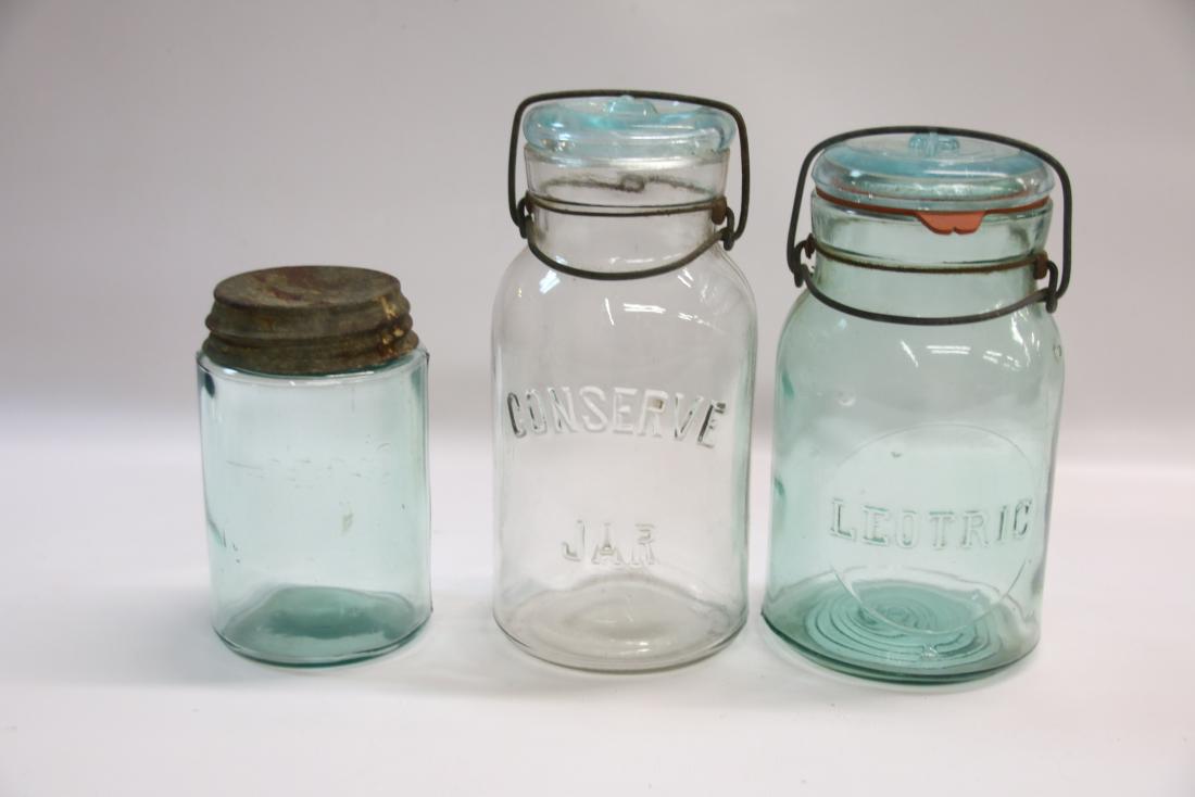 GROUP LOT OF FRUIT JARS: INCLUDING - RED MASON W/ ZINC LID, LEOTRIC W/ GLASS LID, AND CONSERVE JAR W/ GLASS LID 5" TO 7 1/2"