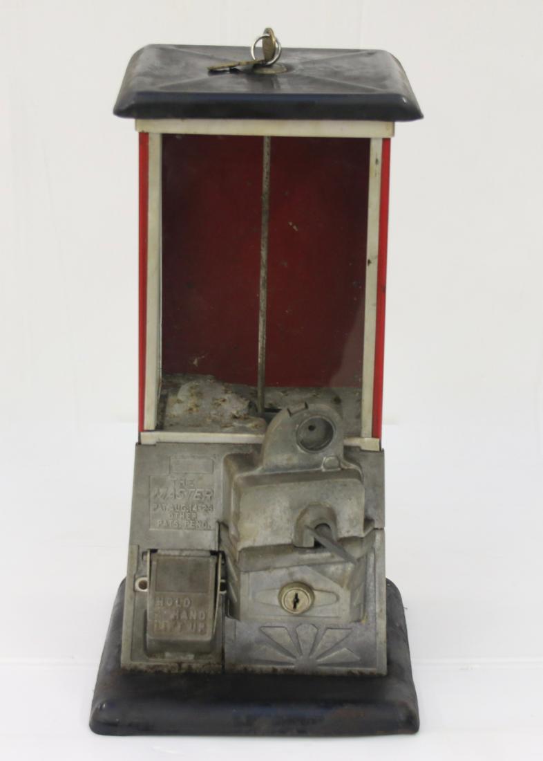 VINTAGE CANDY VENDING MACHINE (1 of 3)