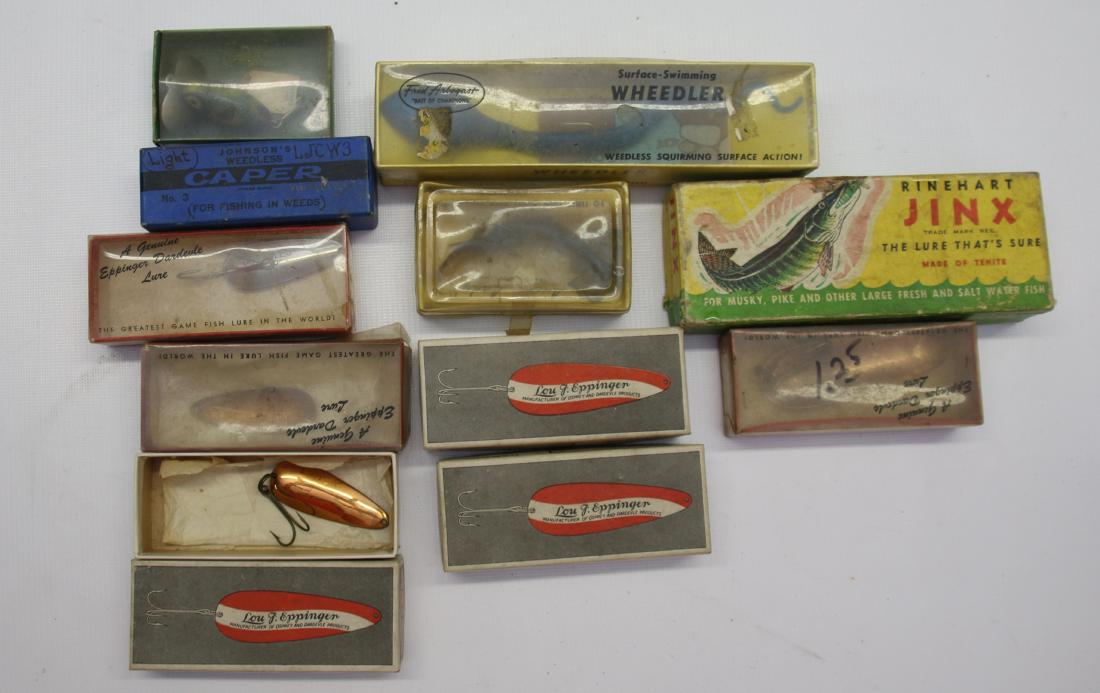 TRAY LOT OF FISHING LURES: MISC. LURES AND DARE DEVILS IN ORIGINAL BOXES