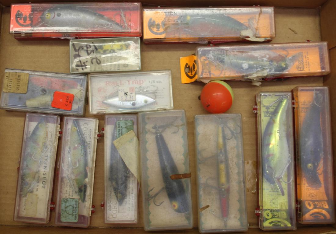 TRAY LOT OF FISHING LURES: WOODEN LURES, REBELS, AND FLATFISH
