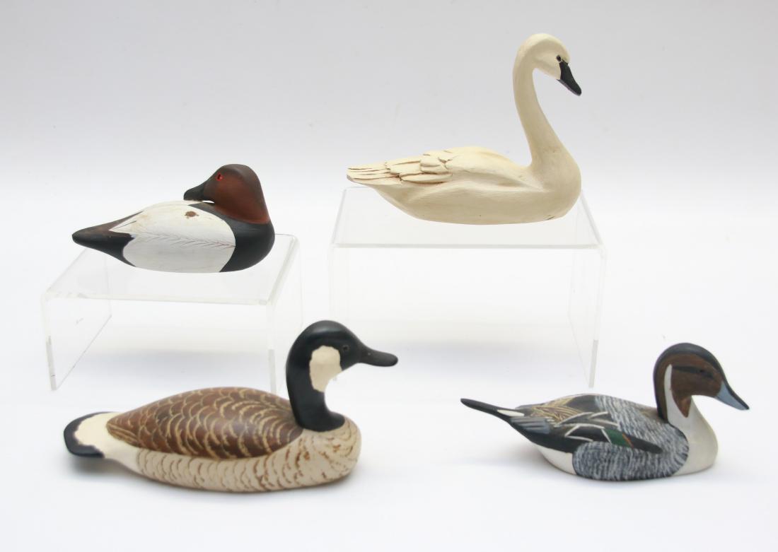 GROUP OF DUCK DECOYS: ED GREEN "PINTAIL" DATED 91 - BETH METZGER 1995 - NEIL DAISEY JR. "CANADIAN GOOSE" - XIAN "SWAN" SWAN 6 1/2" - PINTAIL 6" - GOOSE 7" - RED HEAD 5"