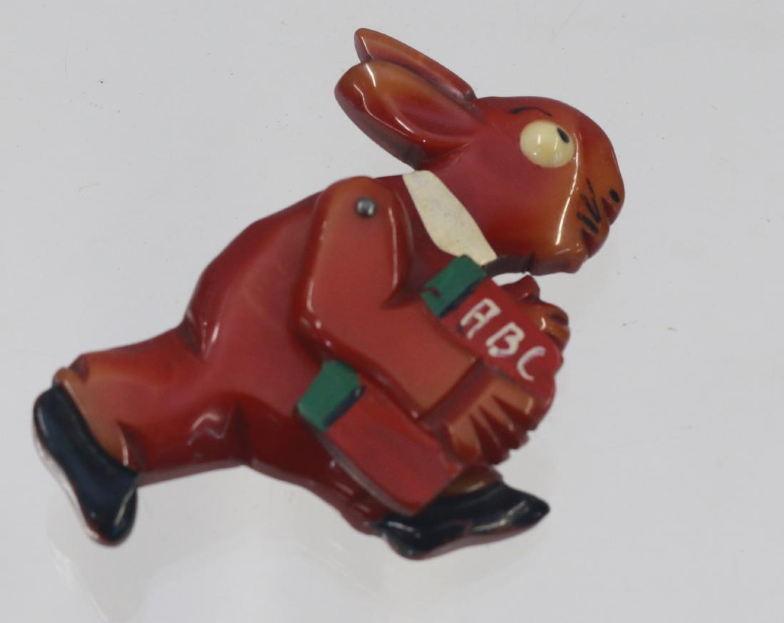 BAKELITE BROOCH (1 of 3)