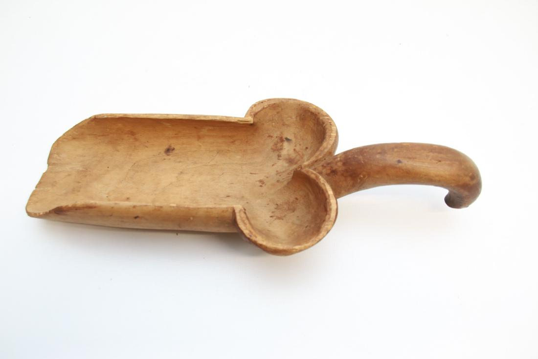 WOODEN GRAIN SCOOP (1 of 2)
