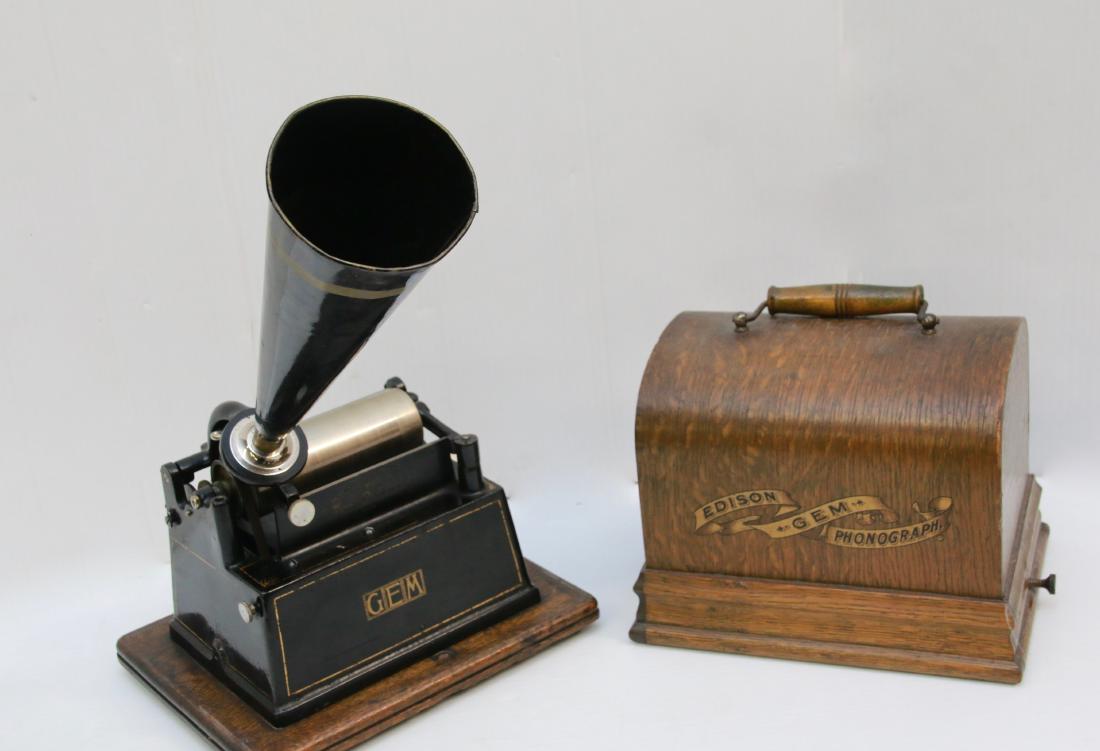 EDISON "GEM" PHONOGRAPH: OAK BASE AND COVER - PAT'D 1903 - METAL KEY AND TIN HORN - # G132409 Dimensions: 8" X 6" X 5 1/2"